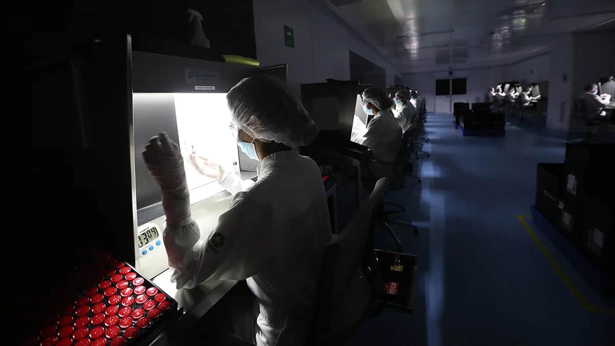 Современная лаборатория в Мексике, производящая антиковидную вакцину AstraZeneca, декабрь 2021 года. Фото: Sashenka Gutierrez / EPA-EFE