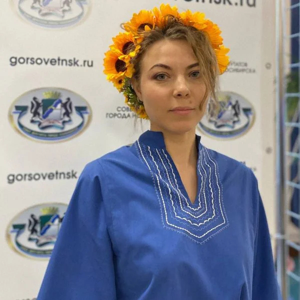 16 марта 2022 года Хельга Пирогова пришла на сессию горсовета Новосибирска в голубой рубашке и с венком из подсолнухов. Фото: соцсети