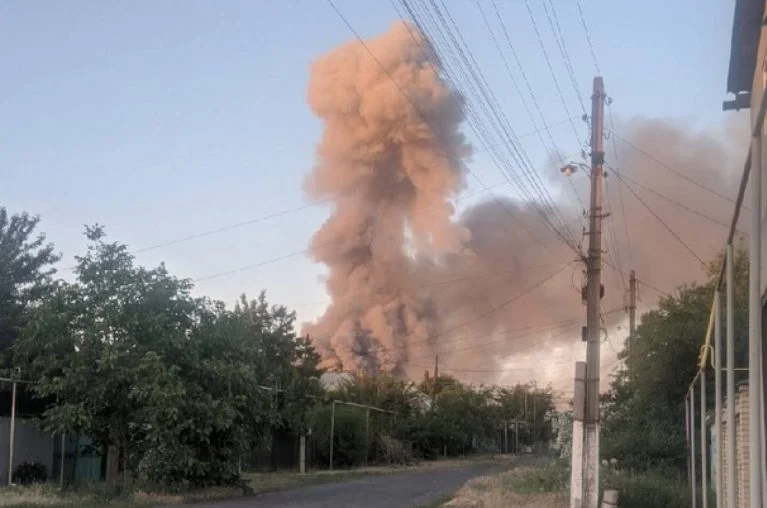 Пожар на складе боеприпасов в Красном луче. Фото из соцсетей