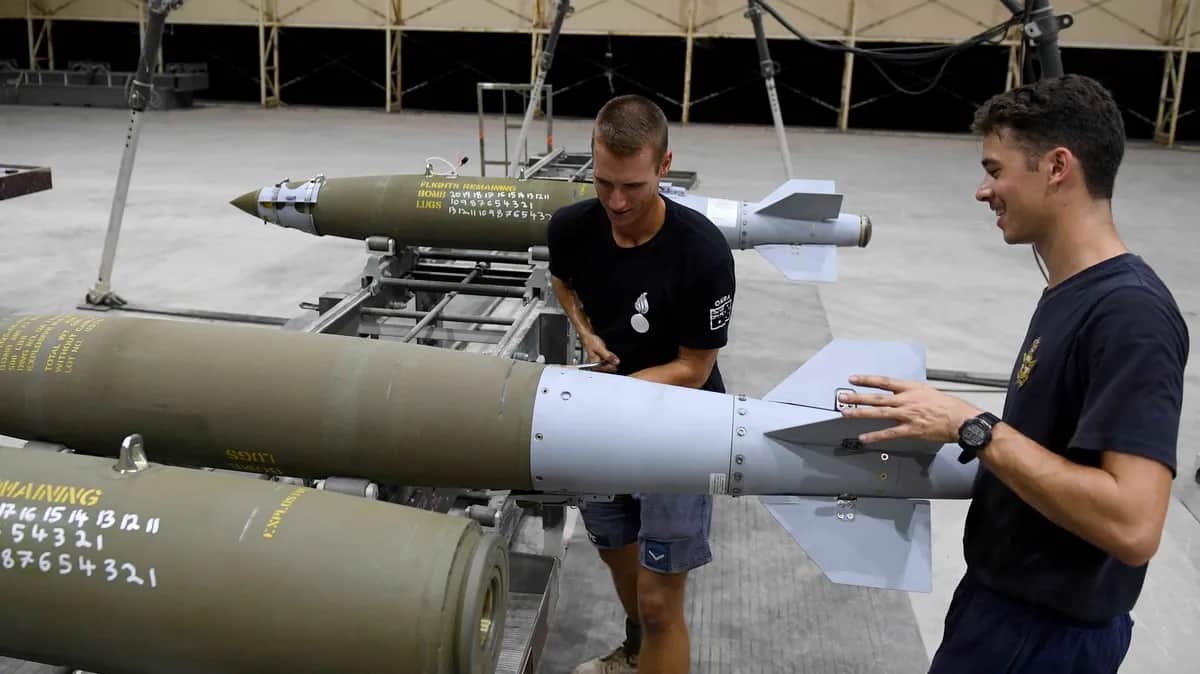 Сборка высокоточных бомб Joint Direct Attack Munition (JDAM). Аналогичные бомбы, по сообщениям СМИ, в начале марта использовались ВСУ. Фото: EPA-EFE / DAN HIMBRECHTS AUSTRALIA AND NEW ZEALAND OUT