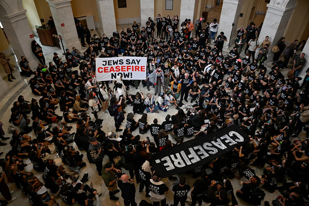 Протестующие в здании Капитолия, 18 октября 2023 г.<br>Фото: Celal Gunes/Anadolu / Getty Images