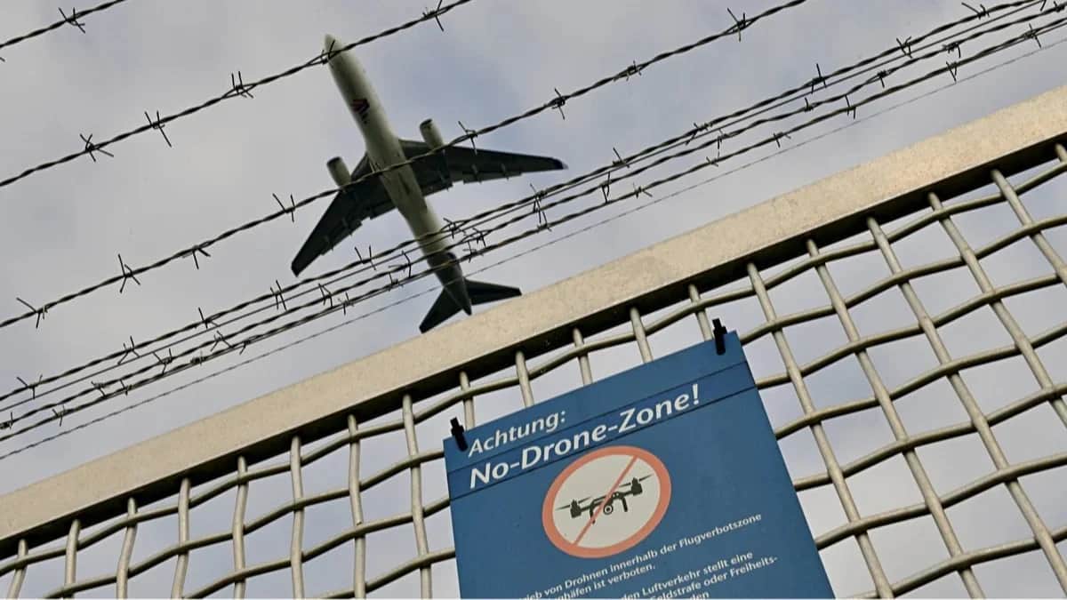 A sign on the perimeter fence at Germany’s Frankfurt-am-Main Airport banning the use of drones, 11 October 2025. Photo: Fraport / Hessen / dpa / Scanpix / LETA