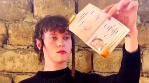 Шарлот на видео с сжиганием паспорта. Видео: инстаграм