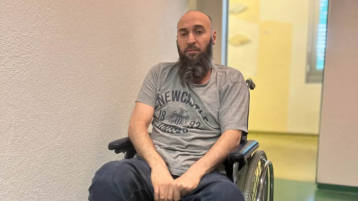 Али Батаев в госпитале, куда его привезли после 50 дней голодовки. Фото: Лачин Мамишов