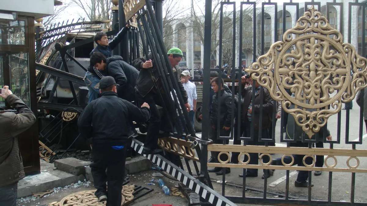Протестующие входят на территорию Парламента в Бишкеке после общегородских протестов, Кыргызстан, 7 апреля 2010 года. Фото: Wikimedia Commons , CC BY-SA 3.0