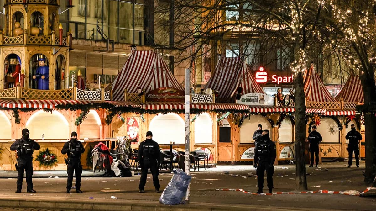 Сотрудники полиции патрулируют место теракта в Магдебурге, Германия, 21 декабря 2024 года. Фото: Filip Singer / EPA-EFE