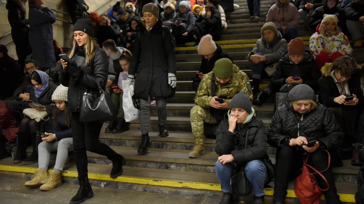 Киевляне укрываются в метро во время воздушной тревоги, 29 декабря 2022 года. Фото: EPA-EFE/OLEG PETRASYUK