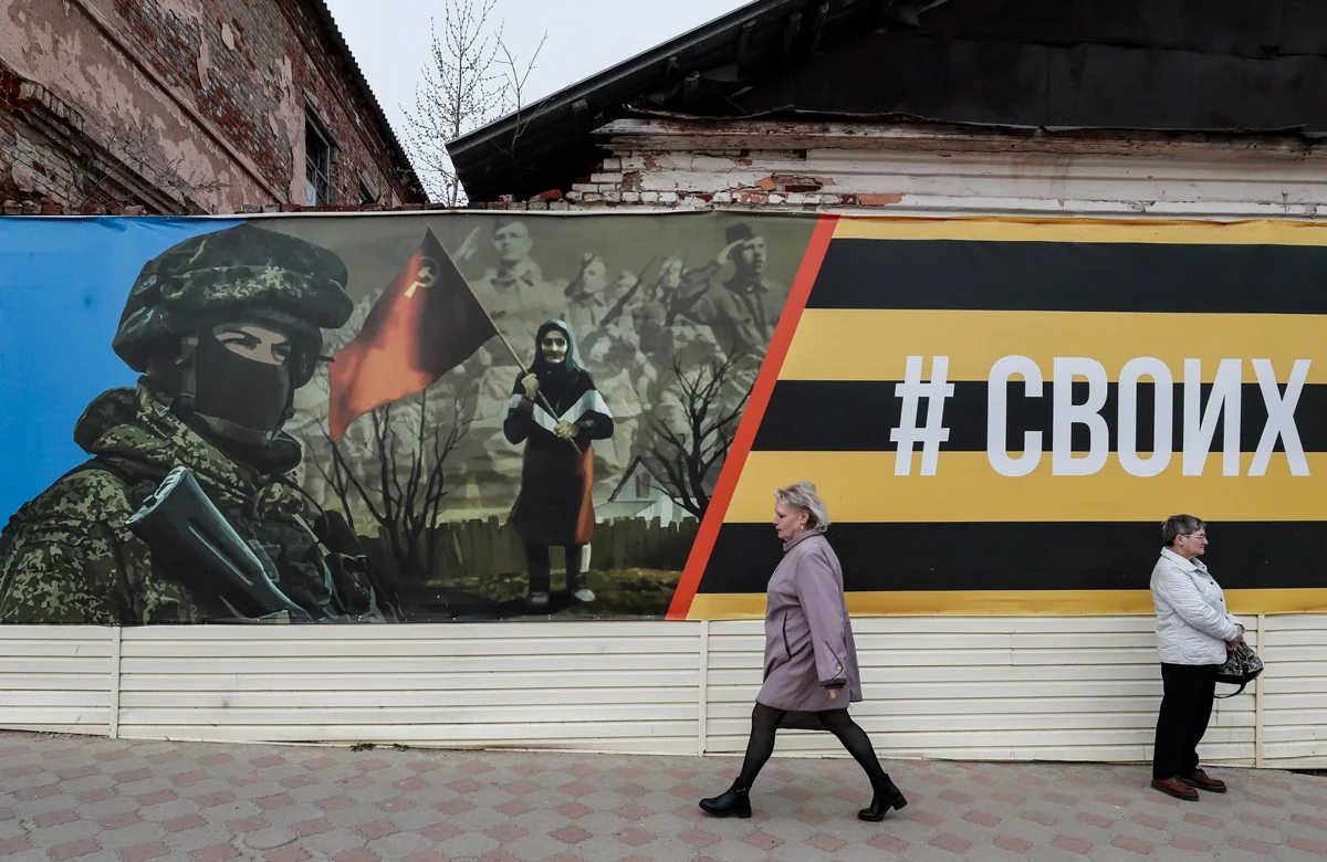 Пропагандистский баннер с изображением российского военного в Ефремове, Тульская область, 20 апреля 2023 года. Фото: Юрий Кочетков / EPA