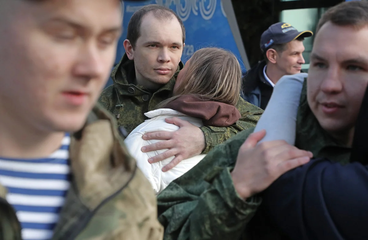 Призванные россияне прощаются с родными у военкомата во время мобилизации, Москва, 5 октября 2022 года. Фото: Максим Шипенков / EPA