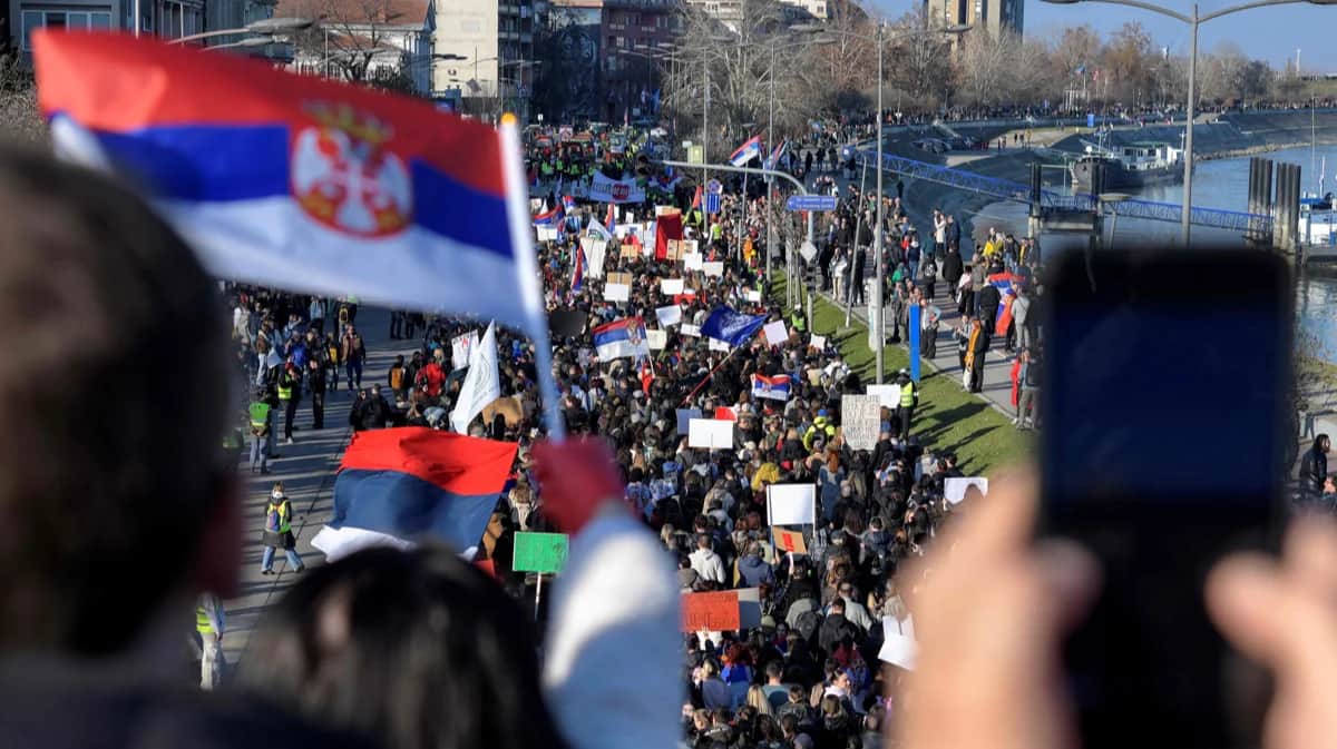 Протестующие блокируют мост в Нови-Саде во время акции в память о жертвах обрушения крыши вокзала, Сербия, 1 февраля 2025 года. Фото: Nenad Mihajlovic / AFP / Scanpix / LETA