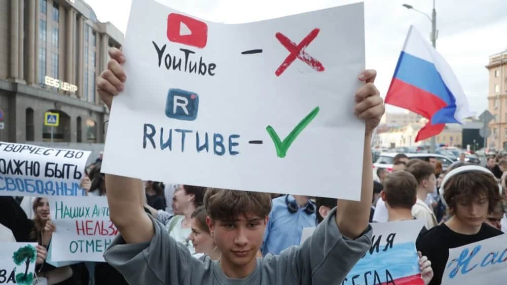Pro-Kremlin activists attend a rally against the blocking of accounts of Russian YouTube users in front of the US Embassy in Moscow, 19 July. Photo: EPA-EFE/MAXIM SHIPENKOV