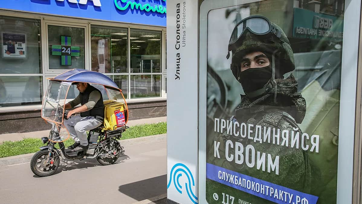 Объявление о призыве на военную службу, на котором изображен российский солдат с надписью «Присоединяйся к своим. Служба по контракту» на автобусной остановке в Москве, Россия, 27 июня 2024 года. Фото: Юрий Кочетков / EPA-EFE