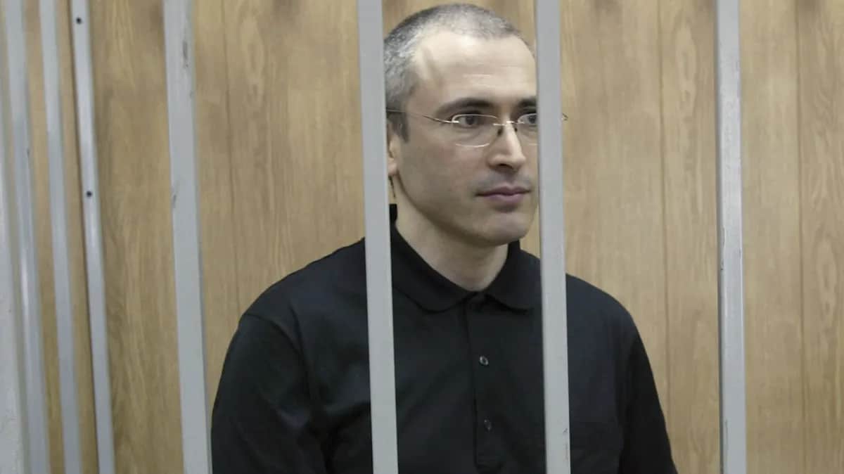 Mikhail Khodorkovsky during the Yukos court hearing, July 2004. Photo: Oleg Nikishin / Getty Images