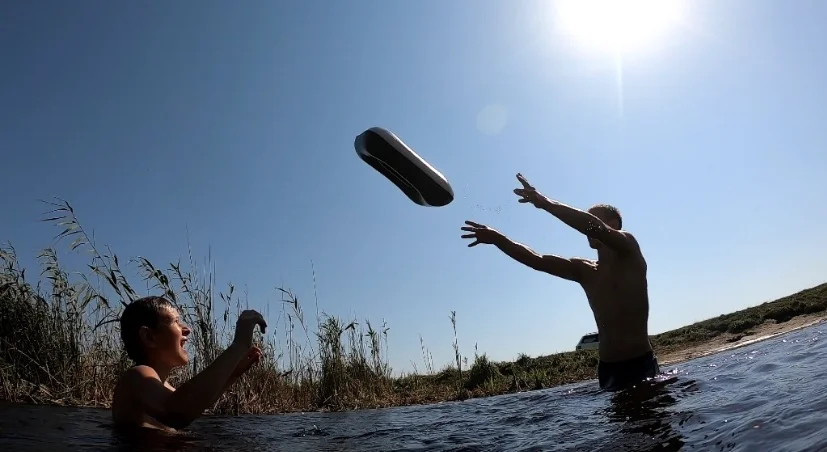 Волонтерский лагерь. Игра в «собачку» на воде. Фото: Георгий Иванченко, специально для «Новой газеты. Европа»