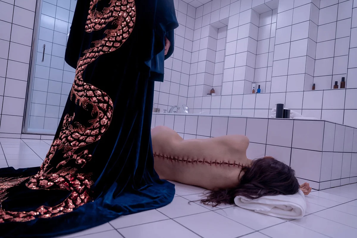 Кадр из фильма «Субстанция». Фото: «<a data-sk="tooltip_parent" data-stringify-link="http://volgafilm.ru" href="http://volgafilm.ru/" rel="noopener noreferrer" target="_blank">Вольга</a>»