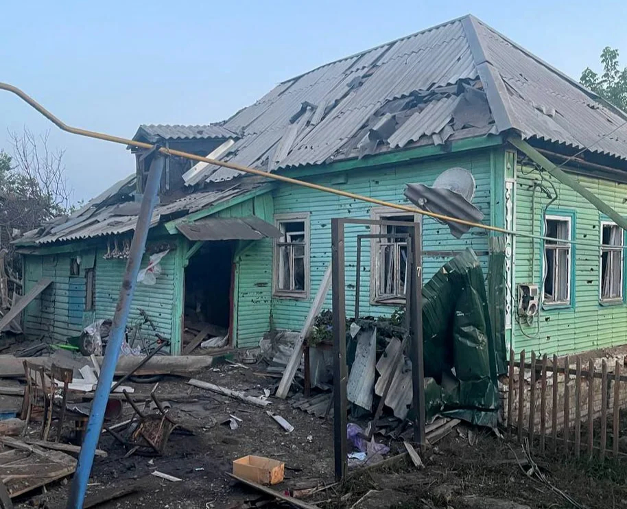 Последствия обстрела в Судже Курской области, 6 августа 2024 года. Фото: <a data-sk="tooltip_parent" data-stringify-link="https://t.me/gubernator_46/7198" href="https://t.me/gubernator_46/7198" rel="noopener noreferrer" target="_blank">телеграм-канал Алексея Смирнова</a>