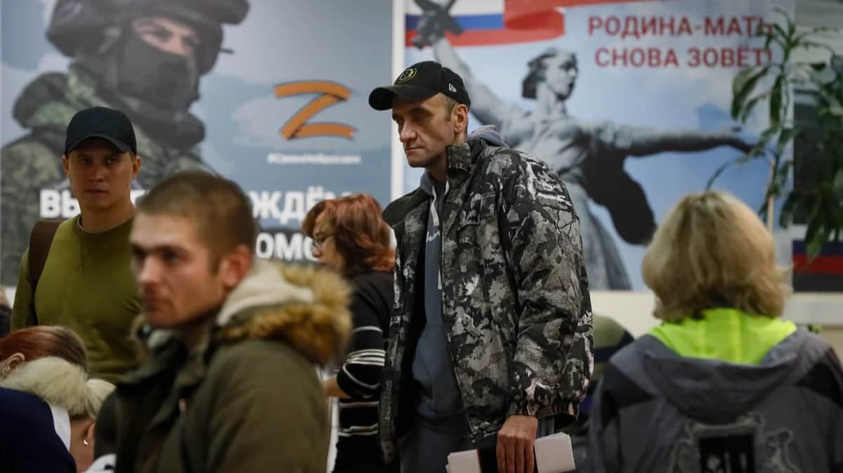 Призывники во время частичной мобилизации в военкомате в Москве, 29 сентября 2022 года. Фото: Юрий Кочетков / EPA
