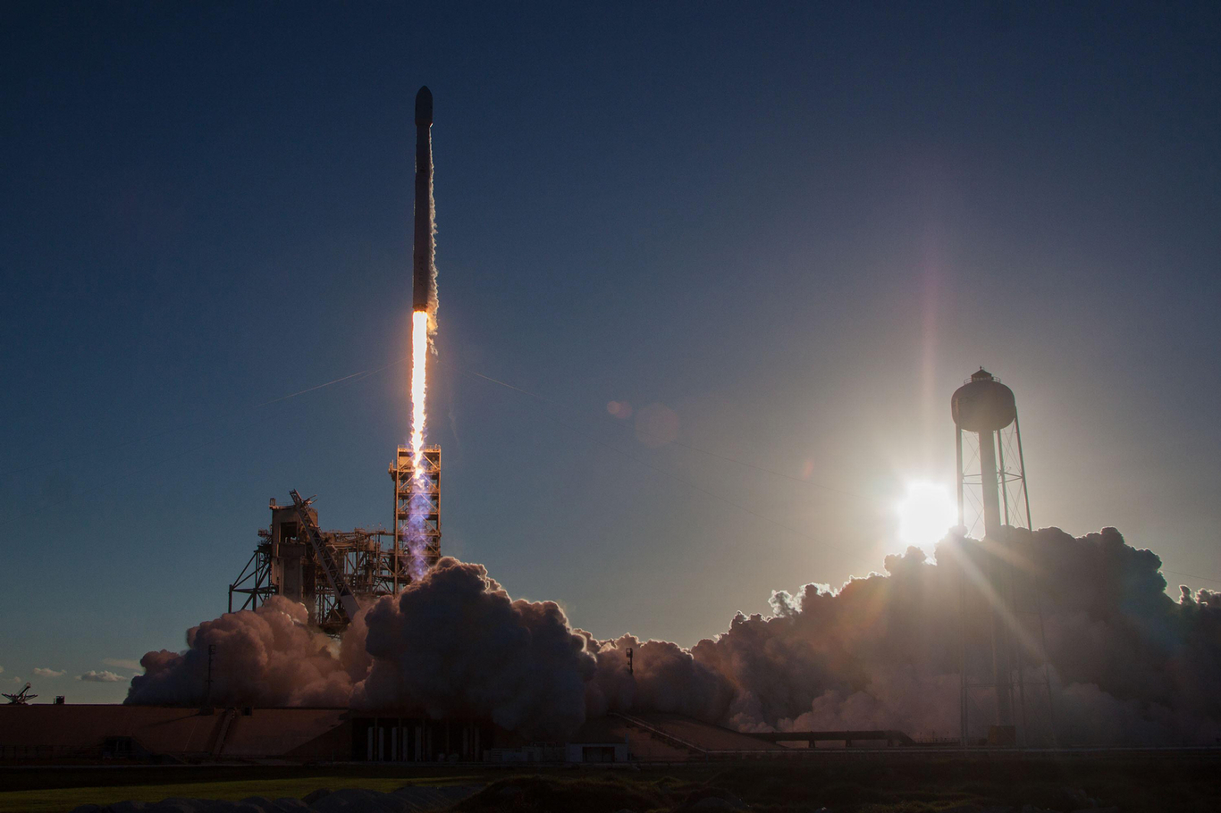 Запуск ракеты-носителя Falcon 9 с спутником Intelsat 35e. Мыс Канаверал, США. 5 июля 2017 года. Фото: Alamy / Vida Press
