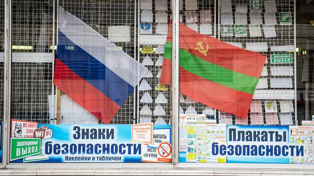 Флаги Приднестровья и России в витрине магазина, Тирасполь, Приднестровье, Молдова. Фото: Alamy / Vida Press