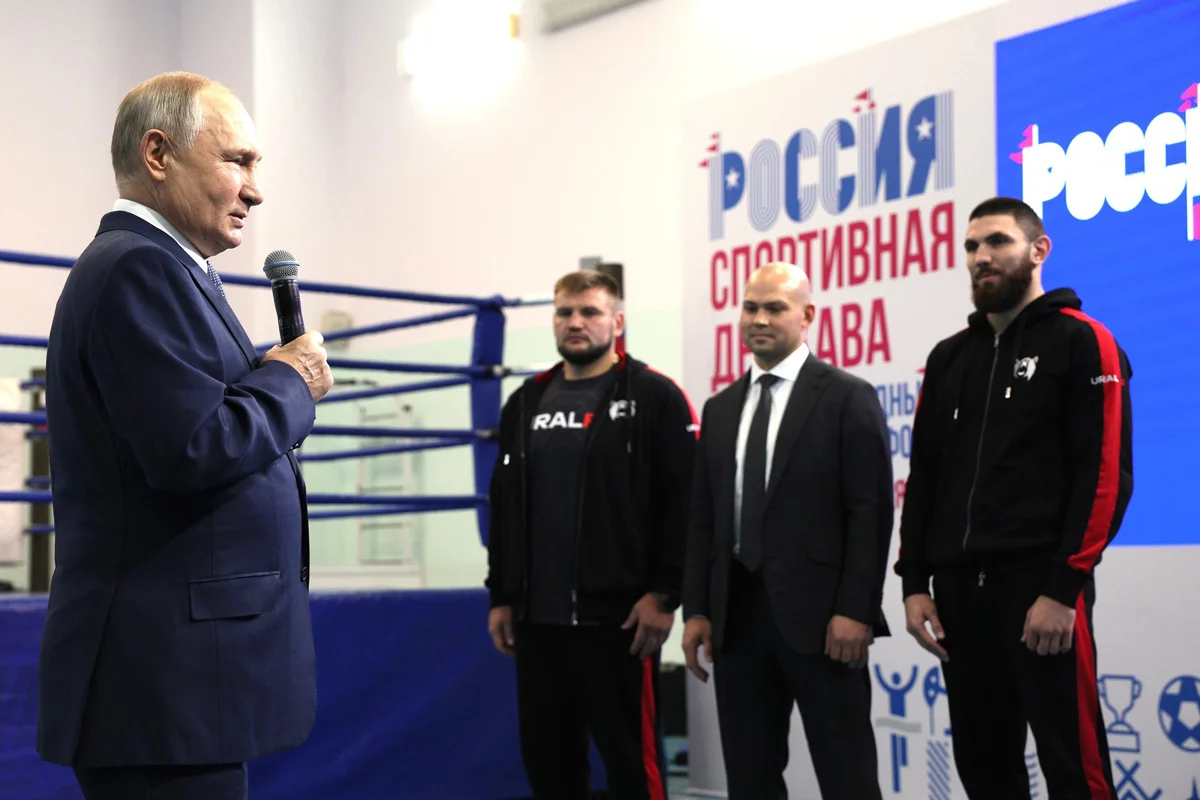 Путин в ходе встречи с участниками турнира по профессиональному боксу. Фото: <a data-sk="tooltip_parent" data-stringify-link="http://Kremlin.ru" href="http://kremlin.ru/" rel="noopener noreferrer" target="_blank">Kremlin.ru</a>