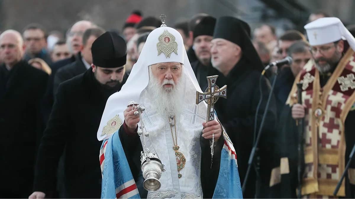 Филарет, Патриарх Украинской православной церкви Киевского патриархата, проводит молитву во время мемориальной церемонии возле памятника жертвам Великого голодомора в Киеве, Украина, 24 ноября 2018 года. Фото: Sergey Dolzhenko / EPA