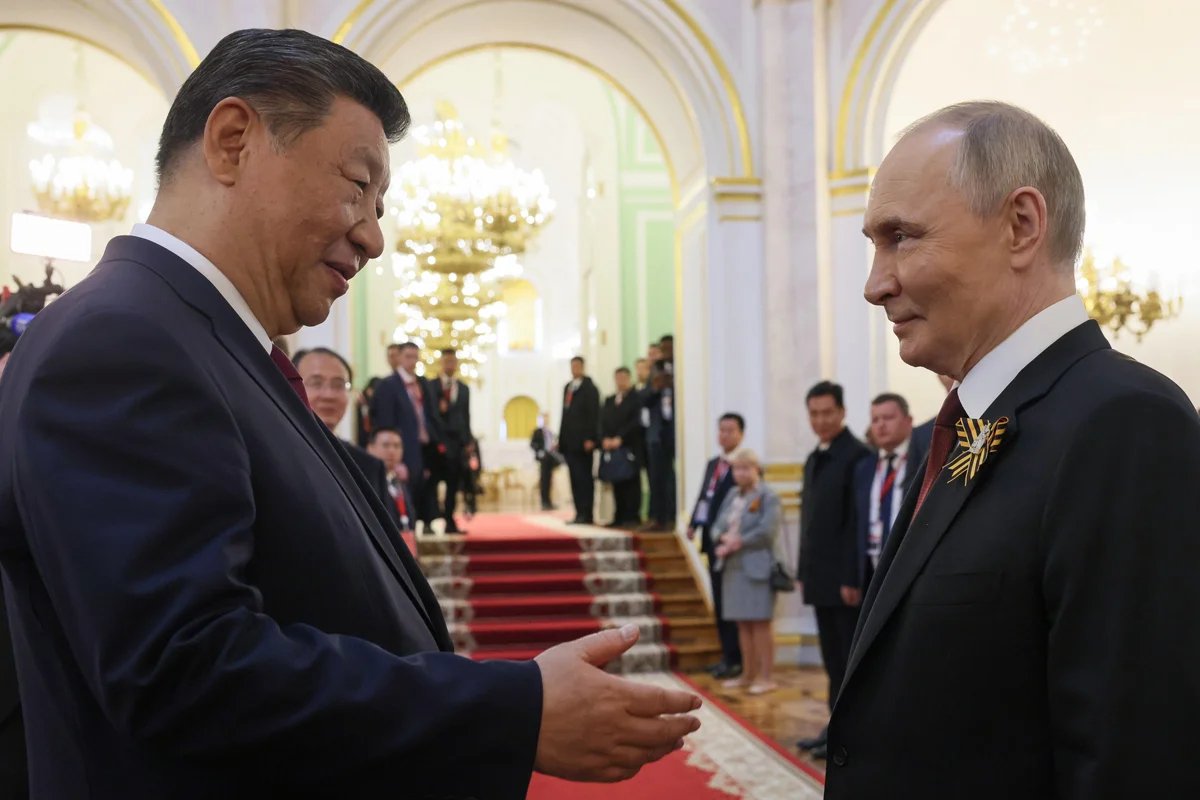 Си Цзиньпин и Владимир Путин после торжественного приема для глав иностранных делегаций в День Победы, Москва, 9 мая 2025 года. Фото: Михаил Метцель / Спутник / Kremlin / EPA