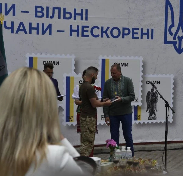 Ihor Ganenko gets his medal from the mayor. Photo: Jens Alstrup