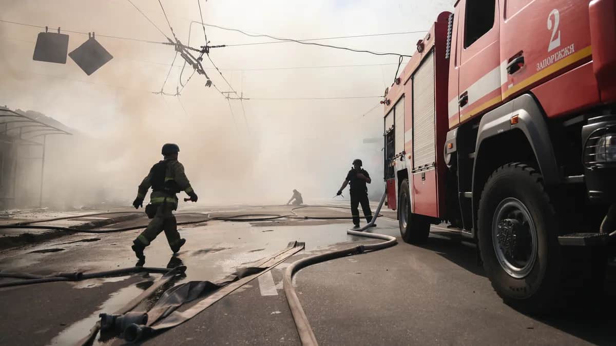 Ukrainian rescue workers at the site of a Russian missile strike on the city of Zaporizhzhia, southeastern Ukraine, 18 August 2025. Photo: EPA / OLEG MOVCHANIUK