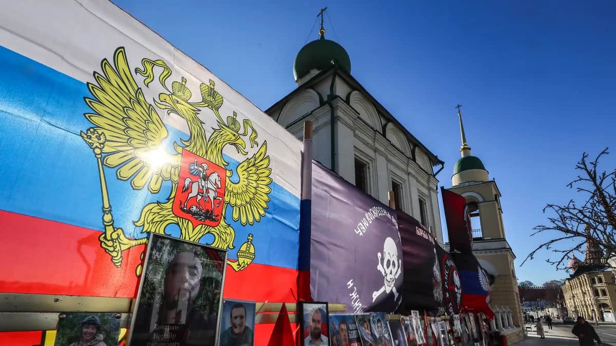 A Russian flag with the country’s coat of arms on display at a makeshift memorial to the Wagner Group in Moscow, Russia, 24 February 2025. Photo: EPA-EFE / YURI KOCHETKOV