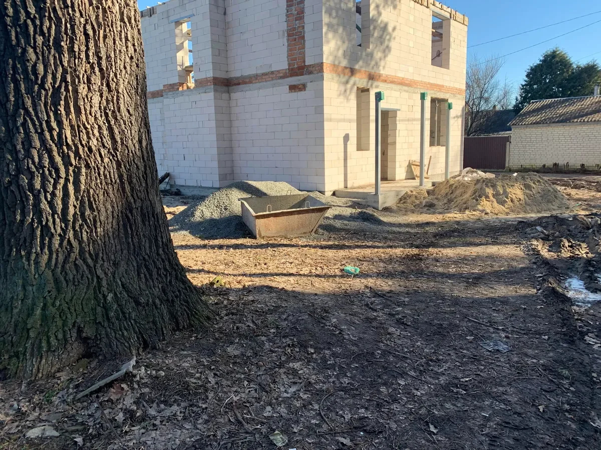 The place near an old oak tree where Russian troops tortured and burnt a family. Photo: Olga Musafirova, exclusively for Novaya Gazeta Europe