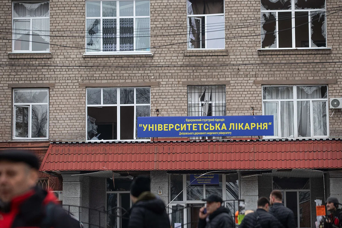 Вид на поврежденное здание больницы после российского удара по центру города в Днепре, 29 декабря 2023 года. Фото: Арсен Дзодзаев / Anadolu / Vida Press