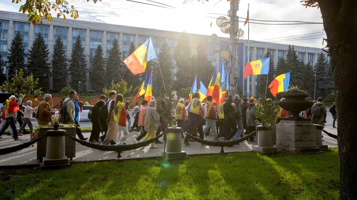 Supporters of Moldovan President Maia Sandu’s PAS party hold a rally in Chișinău, Moldova, 26 September 2025. Photo: EPA / Dumitru Doru