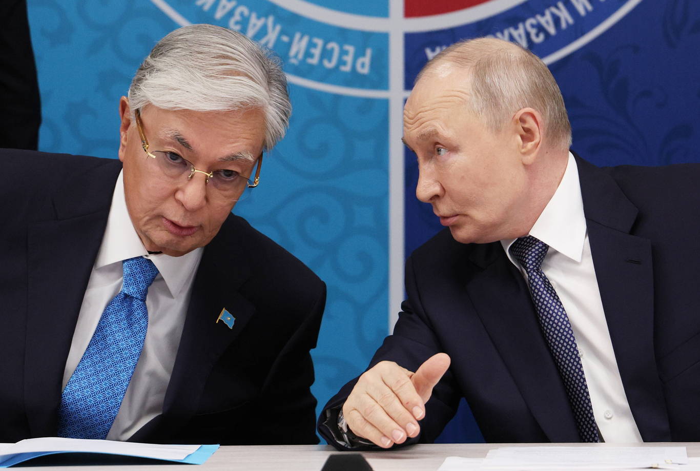 Касым-Жомарт Токаев и Владимир Путин на пленарном заседании XXII Форума межрегионального сотрудничества России и Казахстана. Омск. 25 июля 2026 года. Фото: Вячеслав Прокофьев / Спутник / Kremlin / EPA