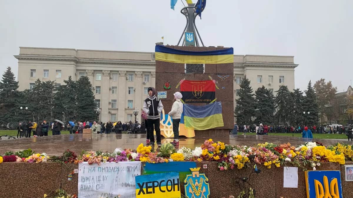 Раздача гуманитарной помощи на площади Свободы в Херсоне. Фото: Ольга Мусафирова