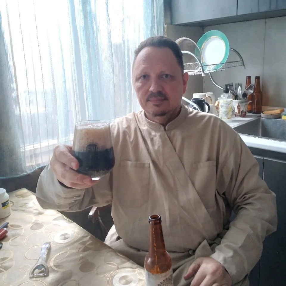 Отец Вадим с пивом собственного производства. Фото из личного архива