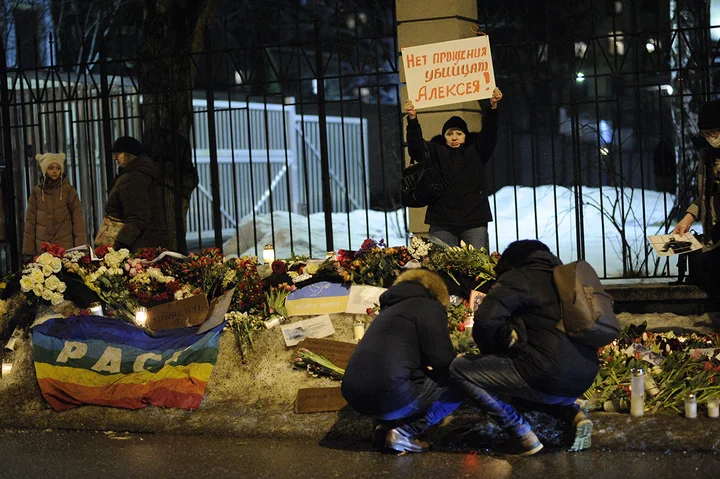Акция памяти Алексея Навального в Хельсинки перед российским посольством, 1 марта 2024 года. Люди приносили плакаты, в том числе антивоенные. Фото: Miko Stig / Lehtikuva / Sipa USA / Vida Press