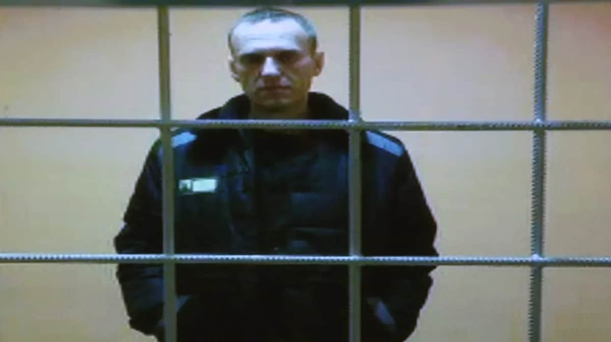 Алексей Навальный во время оглашения приговора в Московском городском суде, 24 мая 2022 года. Фото: Contributor / Getty Images
