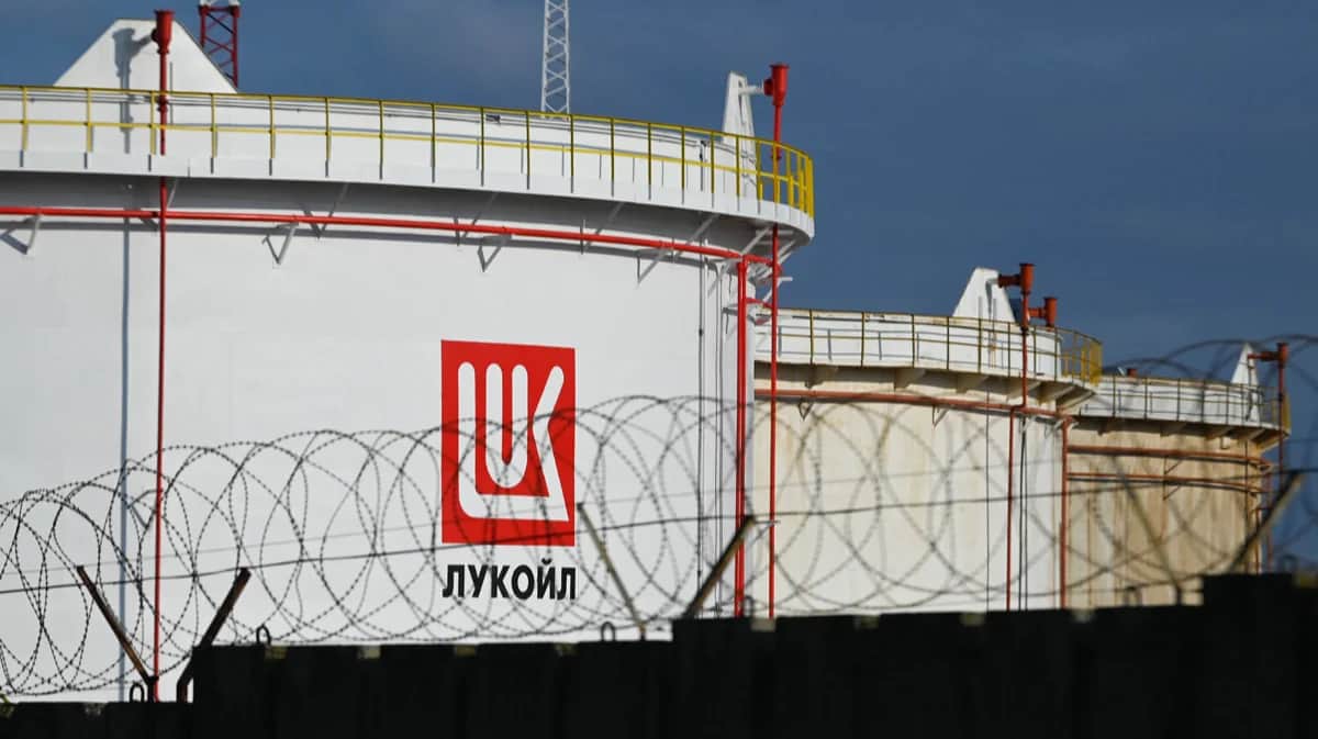Резервуары ЛУКОЙЛа в порту Росенец у Бургаса, Болгария, 17 марта 2022 года. Фото: Nikolay Doychinov / AFP / Scanpix / LETA
