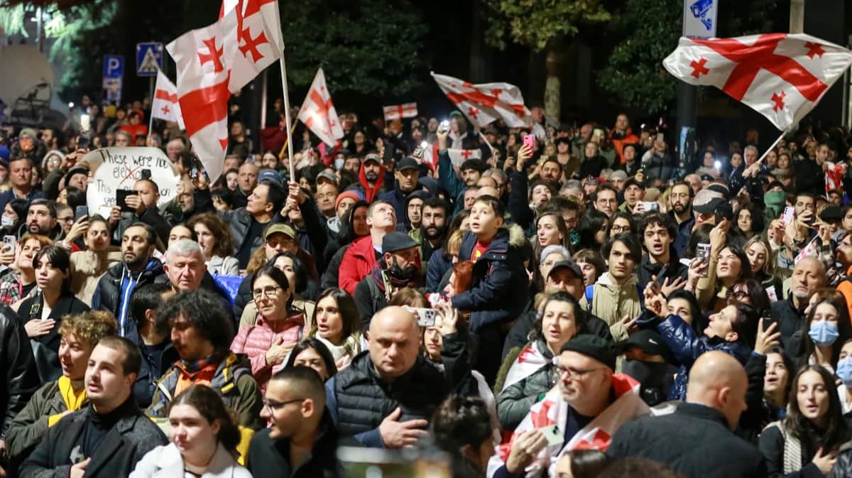 Митинг результатов парламентских выборов в Тбилиси, Грузия, 28 октября 2024 года. Фото: Zurab Tsertsvadze / AP Photo / Scanpix / LETA