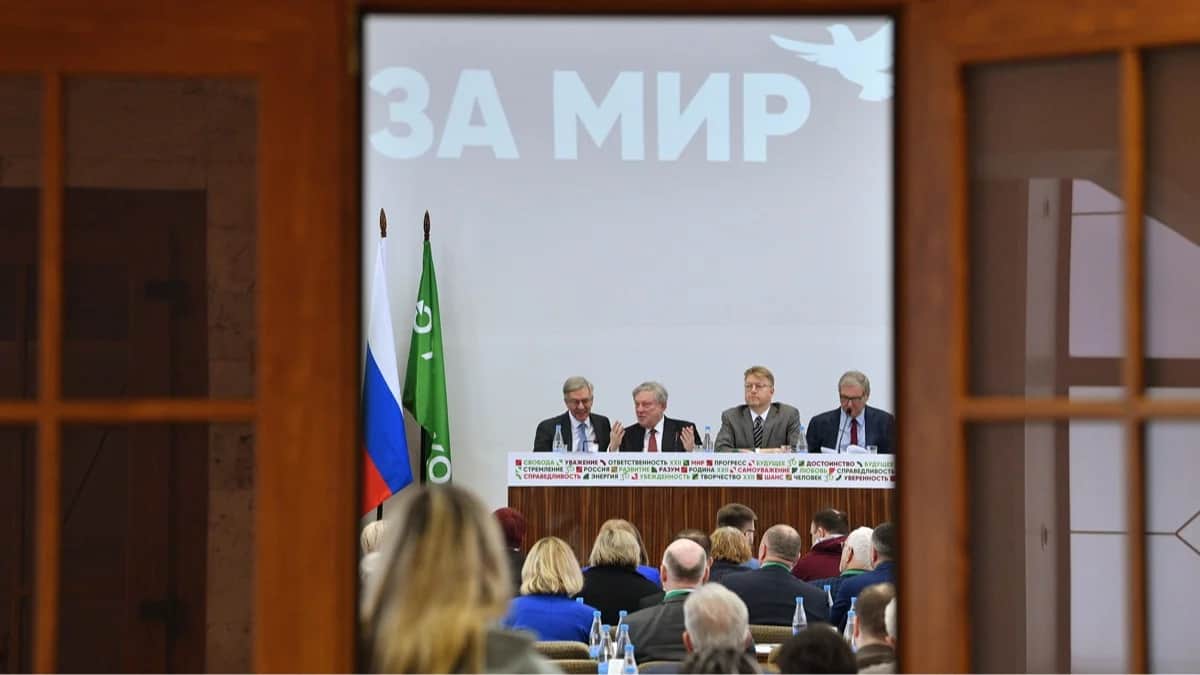 Николай Рыбаков и Григорий Явлинский на отчётно-перевыборном съезде партии «Яблоко», Москва, 9 декабря 2023 года. Фото: Антон Новодережкин / Коммерсантъ / Sipa USA / Vida Press