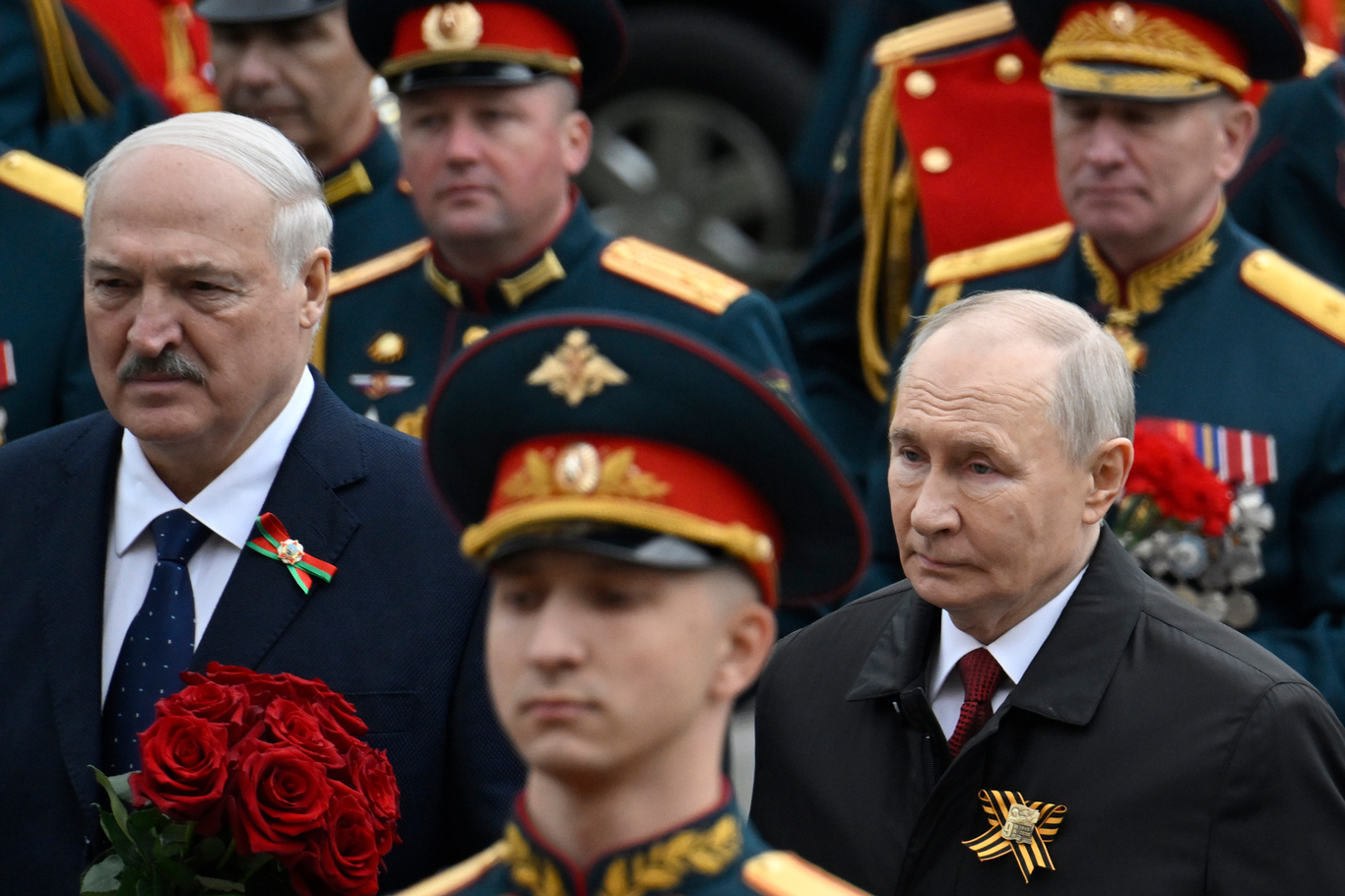 Владимир Путин и Александр Лукашенко принимают участие в церемонии возложения цветов к Могиле Неизвестного Солдата у Кремлевской стены в Москве, 9 мая 2026 года. Фото: Александр Неменов / EPA