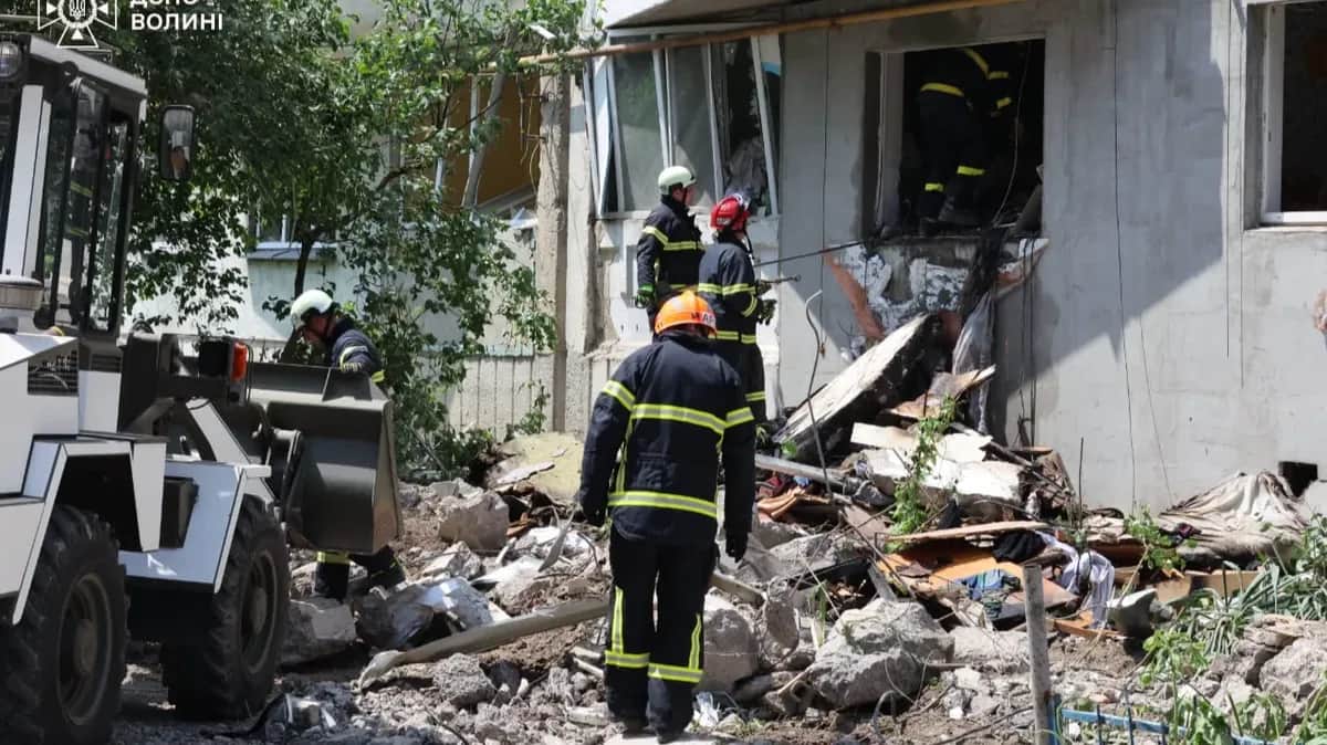 Rescue workers from Rivne region assisting with the emergency response after Russian drone strike. Photo: State Emergency Service of Ukraine.
<br>
