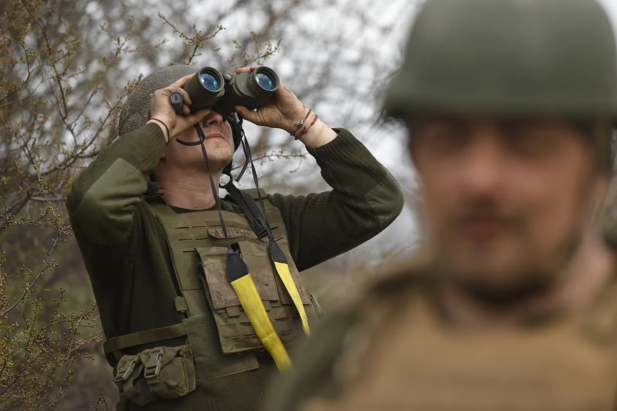 Украинские военнослужащие, Бахмут, Донецкая область, Украина, 7 апреля 2023 года. Фото: Oleg Petrasyuk / EPA