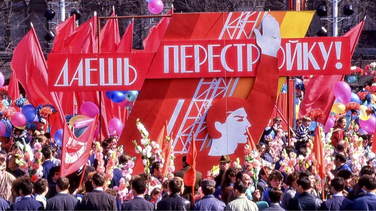 Передвижная платформа с лозунгом в поддержку перестройки во время первомайской демонстрации на Красной площади в Москве, 1 мая 1987 года. Фото: Арнольд Драпкин / ZUMA Press / Vida Press<br>