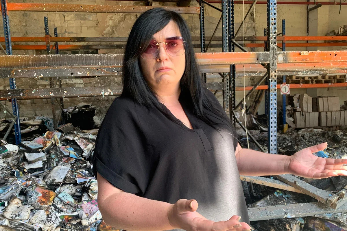Tetiana Hryniuk shows the size of the remains found. Photo: Olga Musafirova / Novaya Gazeta Europe