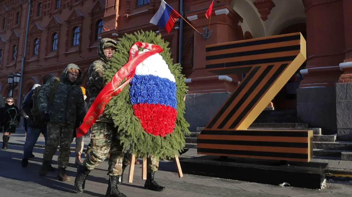 Participants of the ‘Veterans of Russia’ movement carry a wreath to the Unknown Soldier’s grave during an event dedicated to the Defender of Fatherland Day, Moscow. Photo: EPA-EFE / MAXIM SHIPENKOV
