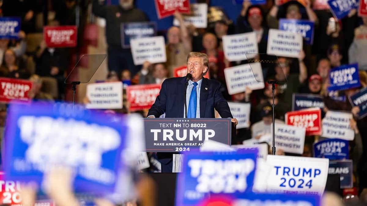 Дональд Трамп во время его выступления на предвыборном мероприятии в Кларемонте, штат Нью-Гэмпшир, 11 ноября 2023 г. Фото: Scott Eisen / Getty Images
