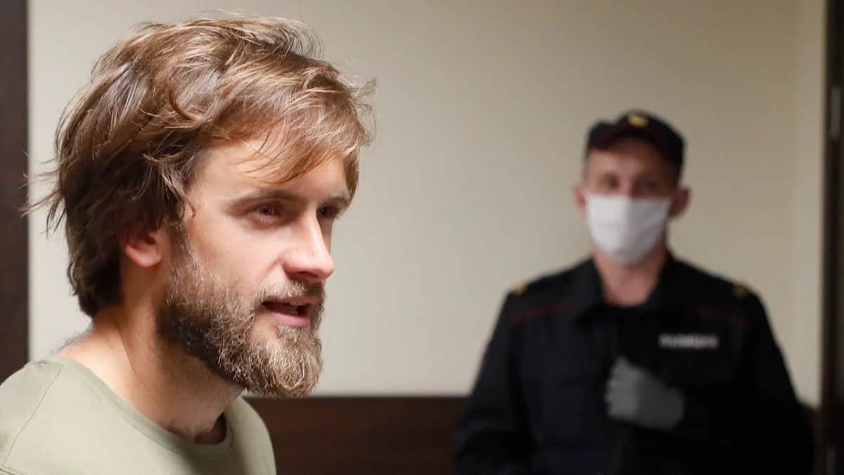 Петр Верзилов перед началом судебного заседания в Мещанском районном суде в Москве, 22 июня 2020 года. Фото: Максим Шипенков / EPA-EFE