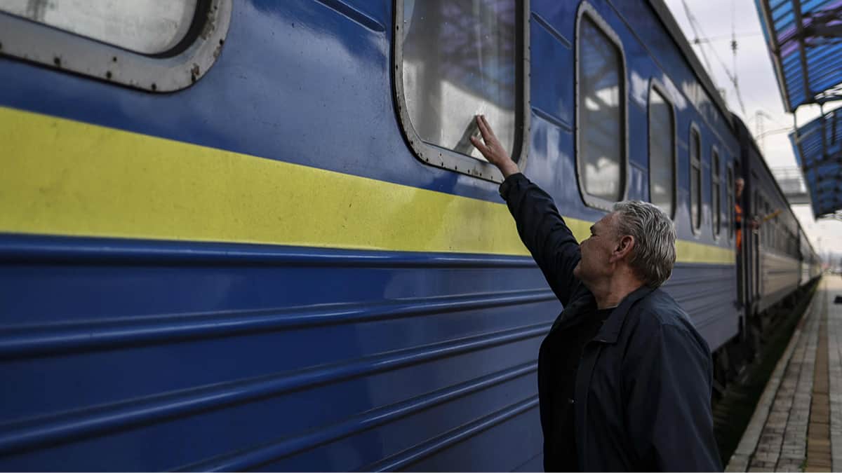 Как молодежь сбегает из оккупированных территорий в Украину — и кто помогает им преодолеть этот путь