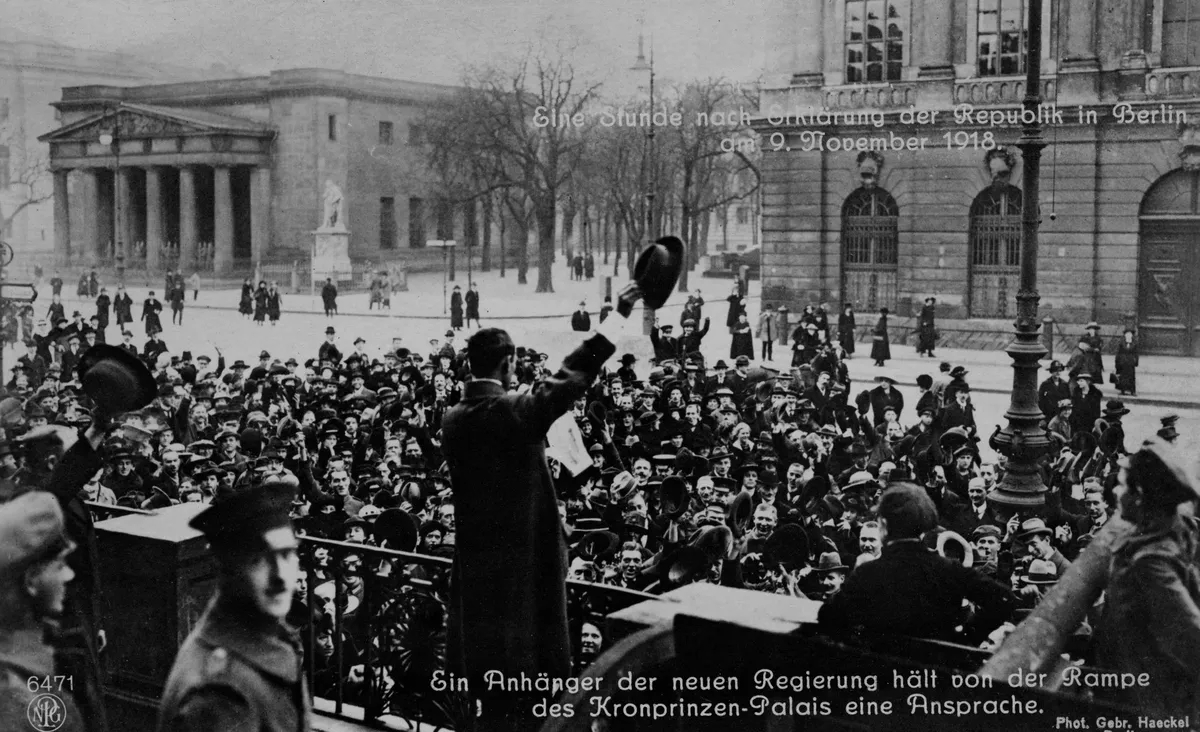 Декларация Республики в Берлине, 9 ноября 1918 года. Член нового правительства произносит речь с трибуны. Фото: Culture Club / Getty Images